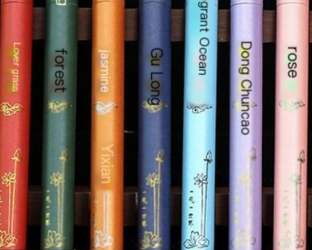 Sandalwood Incense Sticks with Aloeswood & Mugwort — 9 Scents, 20g
